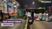 Tabrak Separator Busway, Truk Muatan Pakan Ternak Terguling di Gatot Subroto