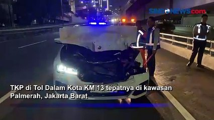 Pengemudi Wanita Diduga Ngebut,  Sedan Mewah Kecelakaan di Tol Dalam Kota Palmerah