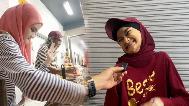 Salute! Gadis OKU gigih niaga burger tepi jalan, bapa anggap rezeki anak istimewa