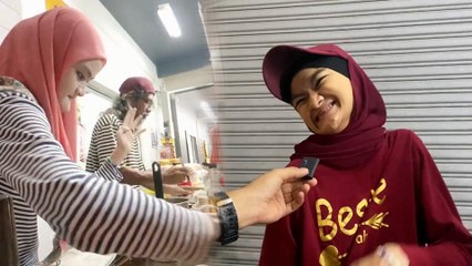Salute! Gadis OKU gigih niaga burger tepi jalan, bapa anggap rezeki anak istimewa