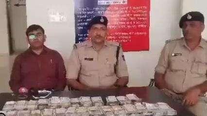 ग्वालियर: लग्जरी कार में नोटों का जखीरा देख पुलिस के उड़े होश,लाखों रुपए बरामद