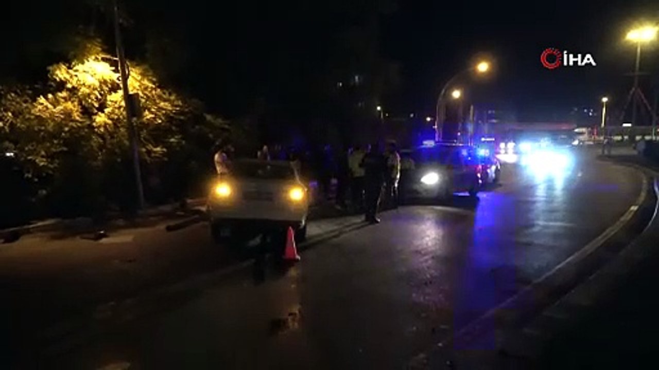 İki aracın karıştığı kazada ortalık savaş alanına döndü: 2 yaralı