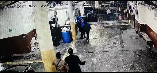 MARIO PEREZ SUPUESTAMENTE SACA UNA ARMA DE FUEGO Y AMENAZA  DIRECTAMENTE EN LA CABEZA A UN POLICIA PREVENTIVO O GUARDIA DE SEGURIDAD