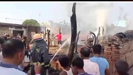 श्रावस्ती: अज्ञात कारणों से फूंस के छप्पर में लगी आग, मची अफरा-तफरी