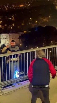 Abdurrahim Albayrak, köprüde intihar girişimini engelledi: 'Köprü burada, halledemezsen yine gelirsin'