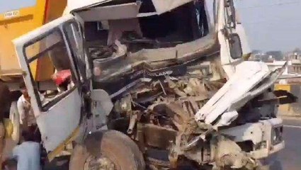 जालौन: हाइवे पर दिखा तेज रफ्तार का कहर, डंपर के उड़े परखच्चे