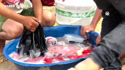 Filistinliler su krizi sebebiyle denizde yıkanmak zorunda kalıyor