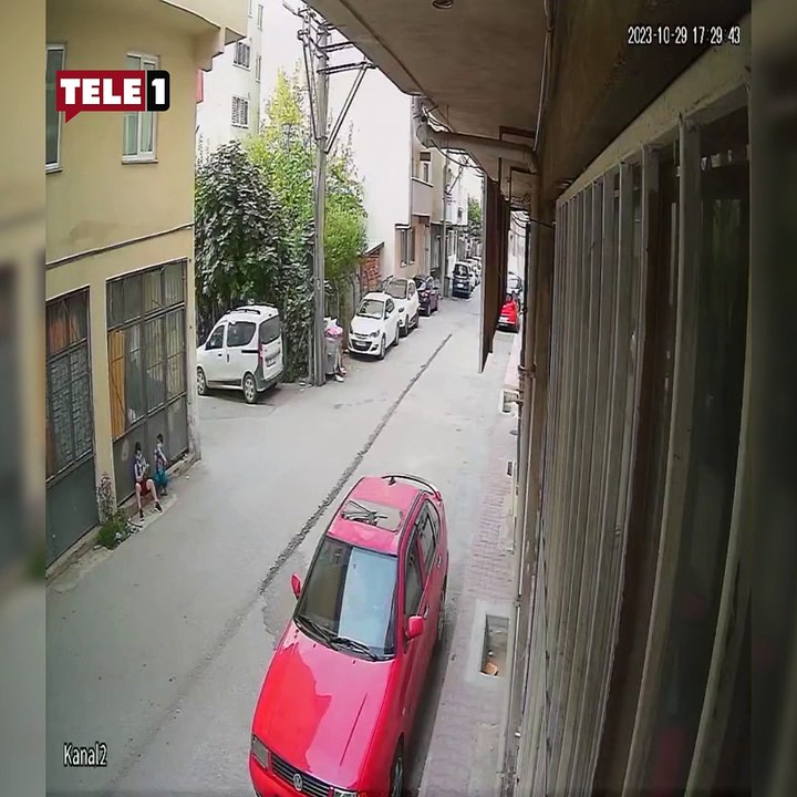 Bu nasıl vicdansızlık! Sokakta oturan çocuğun yüzüne biber gazı sıkıp kaçtı!