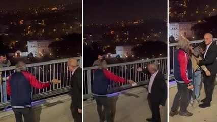 Abdurrahim Albayrak köprüde intihar girişimini engelledi: Sorununu halledemezsen köprü burada