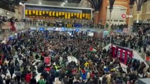Londra’da tren istasyonunda Gazze’de ateşkes için oturma eylemi