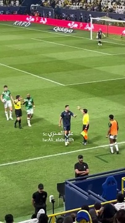 Cristiano Ronaldo calme les fans qui scandent des 'Messi' depuis les tribunes