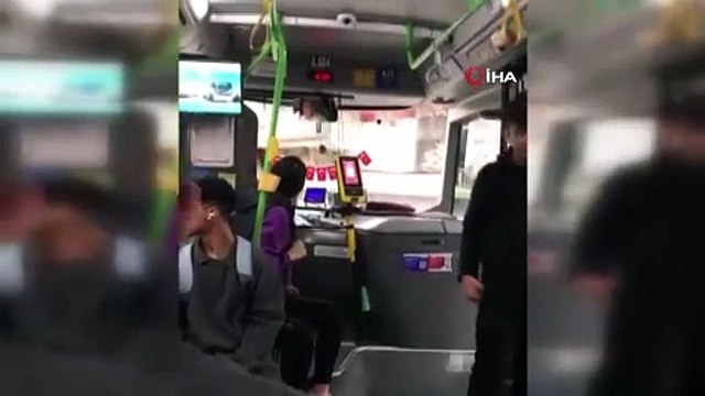 Esenyurt’ta otobüs şoförü durakta bekleyen öğrencileri almadı, tepki gösteren yolcuları indirdi