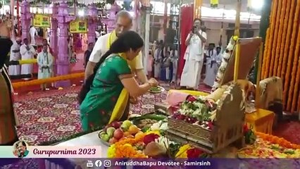 Video herunterladen: Shree Guru Paduka Poojan performed during Gurupurnima Utsav 2023 _ Sadguru Aniruddha Bapu