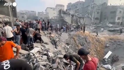 Bombe sui campi profughi a Gaza, "decine di morti"