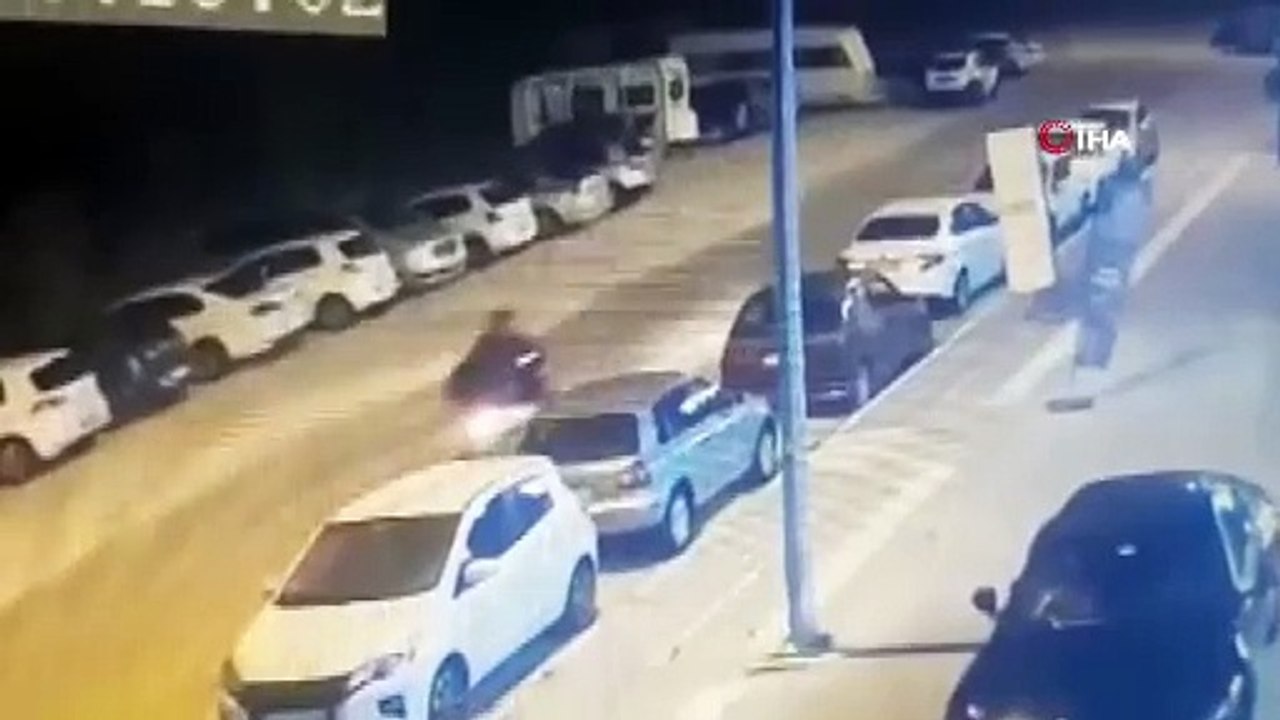 Otomobil motosiklete çarptı