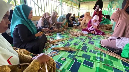 Sandal Unik dari Eceng Gondok Bernilai Jual Tinggi