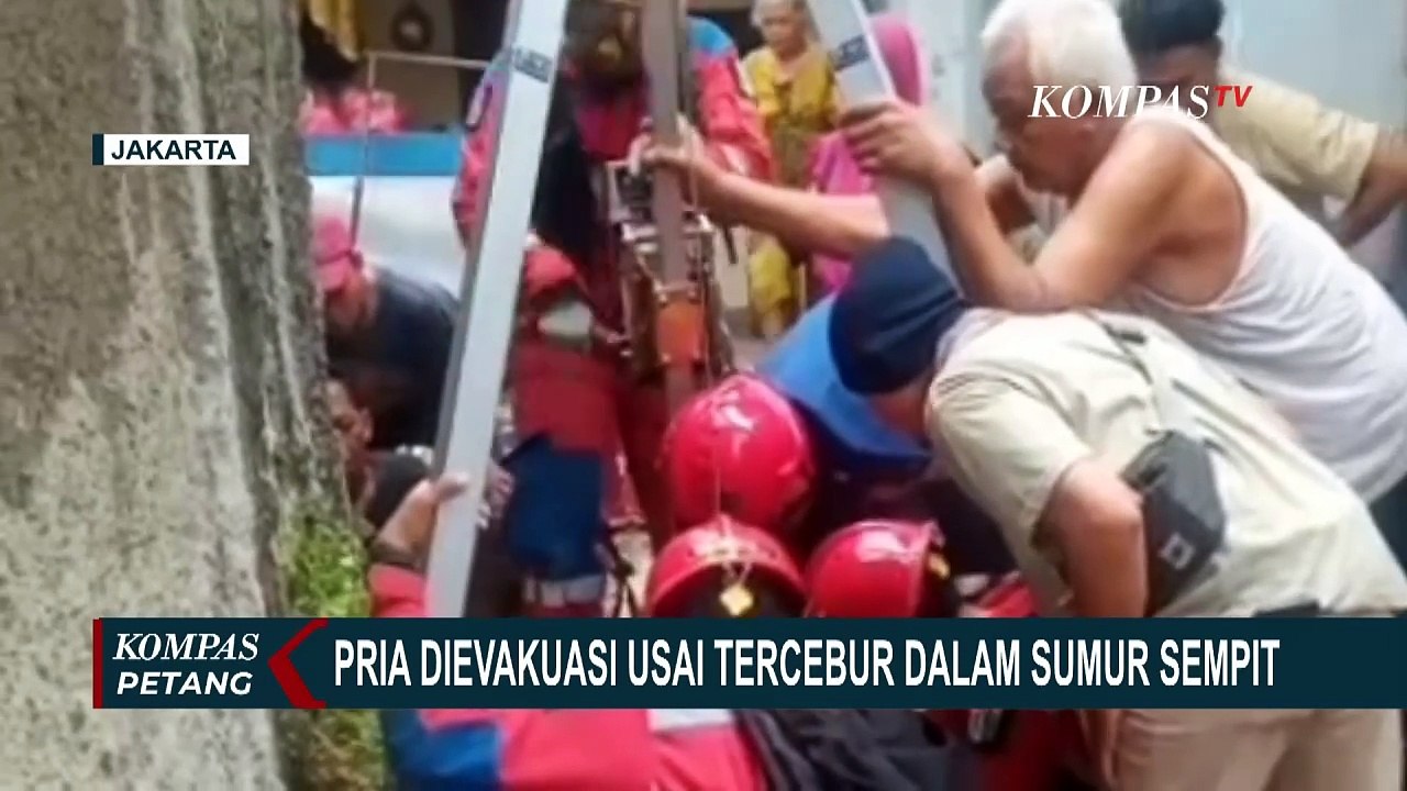 Detik-Detik Damkar Evakuasi Pria Terjebak di Sumur Sempit