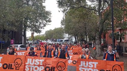 Earl's Court: Arrests after Just Stop Oil protesters block major west London road