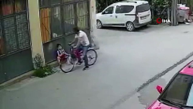 Bursa'da Trabzonspor formalı çocuğun yüzüne biber gazı sıkan bisikletli yakalandı