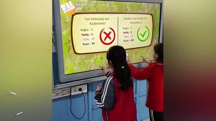 Öğrencileri soru çözme yarışması yapan öğretmenin heyecanı