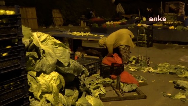 Başkent'in göbeğinde vatandaşlar pazarlarda yerlere atılan sebze-meyveleri topluyor