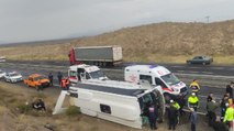 Kayseri’de yolcu midibüsü devrildi: Yaralılar var