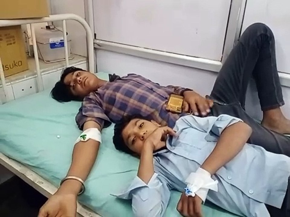 फूड पॉविजन से एक ही परिवार के दस सदस्यों की तबी...
