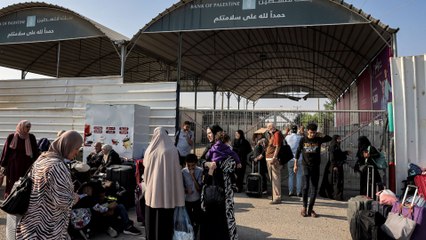 Decenas de extranjeros y ambulancias con heridos salieron de Gaza hacia Egipto tras apertura de paso humanitario