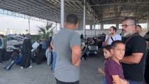 شاهد.. مغادرة مزدوجي الجنسية و80 مصاباً من غزة للعلاج في مصر
