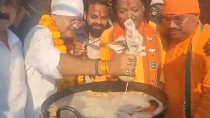 चुनावी समर में प्रत्याशियों का अनोखा अंदाज,बीच सड़क सेंक रहे जलेबी