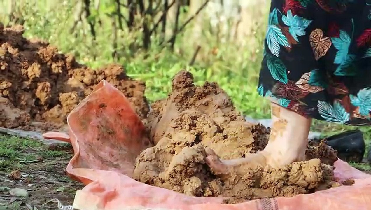 Daily life in the village_ Cooking pumpkin rice and making an oven in the garden