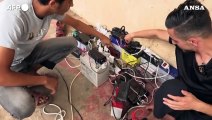 Gaza, niente elettricita': palestinesi caricano i cellulari con le batterie per auto