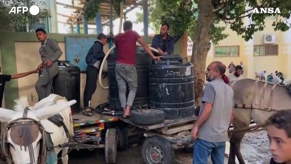 Gaza, carretti in fila per la raccolta dell'acqua