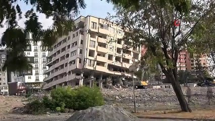 Ağır hasarlı bina kontrollü olarak yıkıldı