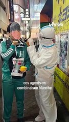 Скачать видео: Des Chinois utilisent les déguisements d'Halloween pour dénoncer le pouvoir de Pékin