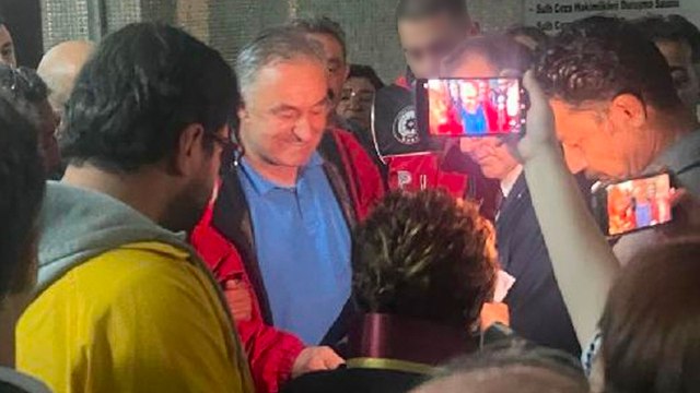 Avukatlar, gazeteciler ve milletvekilleri Ankara Adliyesi önünde T24 yazarı Tolga Şardan'ın tutuklanmasına tepki gösterdi