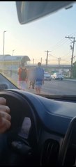 Motorista flagra crianças sendo conduzidas de forma perigosa em motocicleta; confira