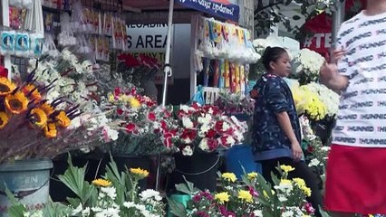 شاهد: الفلبينيون يتوجهون إلى المقابر لزيارة أحبائهم الراحلين خلال عيد القديسين "الهالوين"