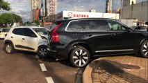 Volvo e Kwid se envolvem em acidente na esquina das ruas Presidente Kennedy e Flamboyant