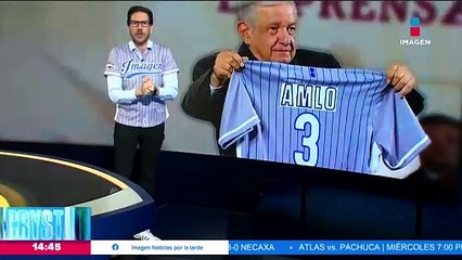 López Obrador recibe la camisola de La Casa del Beisbol