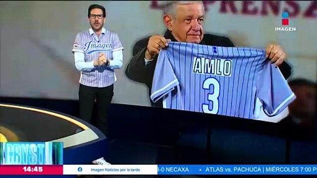 López Obrador recibe la camisola de La Casa del Beisbol