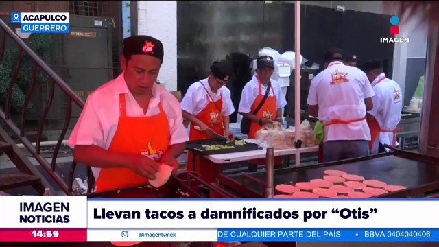 Capitalinos llevan tacos al pastor a damnificados por el huracán Otis
