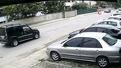 La roue s'est cassée pendant la conduite et a heurté la voiture... Ces moments ont été filmés