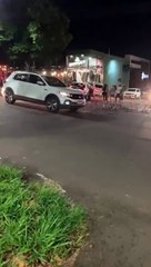 Carro invade cervejaria após colisão na avenida Paraná e pelo menos uma pessoa fica ferida