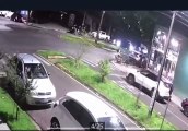 Vídeos mostram momento de grave colisão entre dois carros na avenida Paraná, em Umuarama