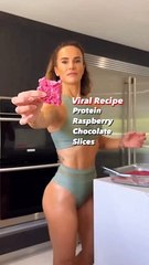 VIRAL recipe - Protein Raspberry Chocolate Ice Cream Slices - Soooo incredibly delicious. If you haven't made this yet, you need to! Great for pre workout, post workout or anytime snack.