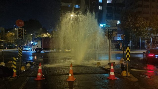 Kadıköy'de su borusu patladı: Sokaklar saatlerce sular altında kaldı