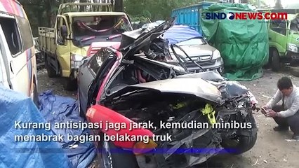 Download Video: Tabrakan Maut Minibus Hantam Truk di Tol Cipularang, 1 Orang Tewas