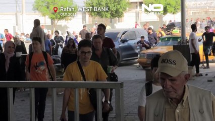 شاهد لحظة عبور بعض الأجانب ومزدوجي الجنسية من غزة إلى مصر عبر معبر رفح