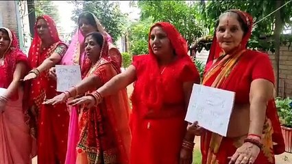 महिलाओं ने लिया लोकतंत्र की रक्षा के लिए हमारा वोट का संकल्प